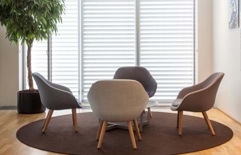 løst tæppe i filt på kontor